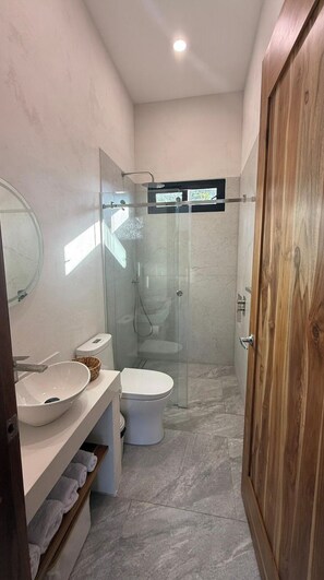 Een douche, een haardroger, handdoeken, zeep
