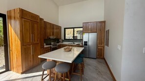 Refrigerador, microondas, horno y lavavajillas 