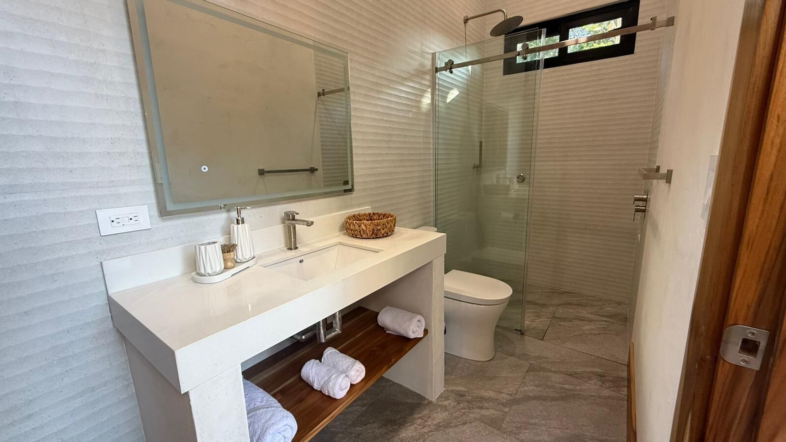 Douche, sèche-cheveux, serviettes fournies, savon