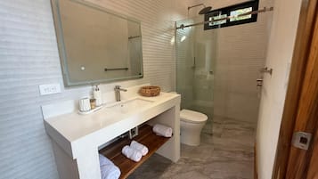 Douche, sèche-cheveux, serviettes fournies, savon