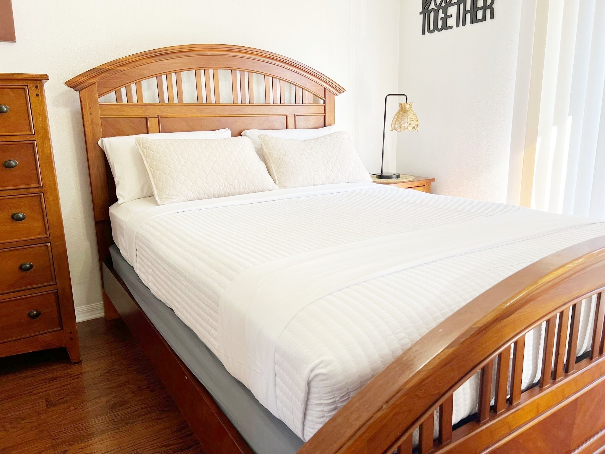 3 chambres, bureau, fer et planche à repasser, lit parapluie