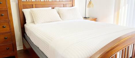 3 chambres, bureau, fer et planche à repasser, lit parapluie