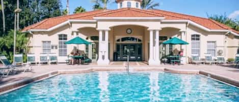 Una piscina al aire libre