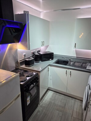 Fridge, microwave, oven, stovetop - Cozy 2-bedroom apartment in Edinburgh close to city centre Free Parking Wi-fi (Edinburgh)