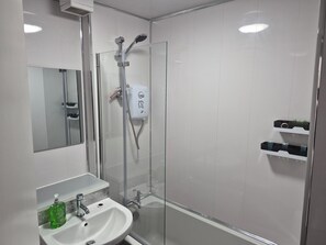 Hair dryer, towels, soap, shampoo - Cozy 2-bedroom apartment in Edinburgh close to city centre Free Parking Wi-fi (Edinburgh)