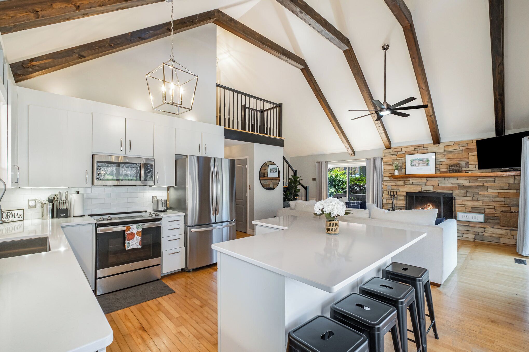 Refrigerador, microondas, horno y parrilla de estufa 