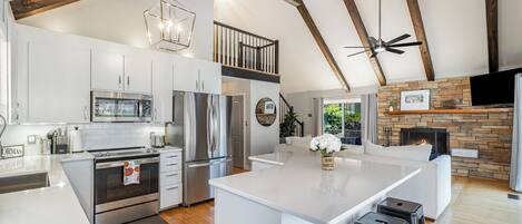 Refrigerador, microondas, horno y parrilla de estufa