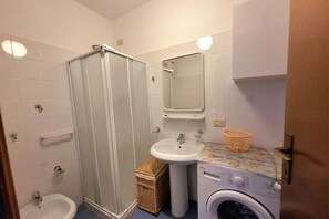 Shower, bidet - Sundial House in Rio (Rio nell'Elba)