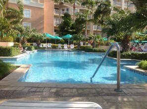 Pool - Beach front two bedroom condo (Noord)