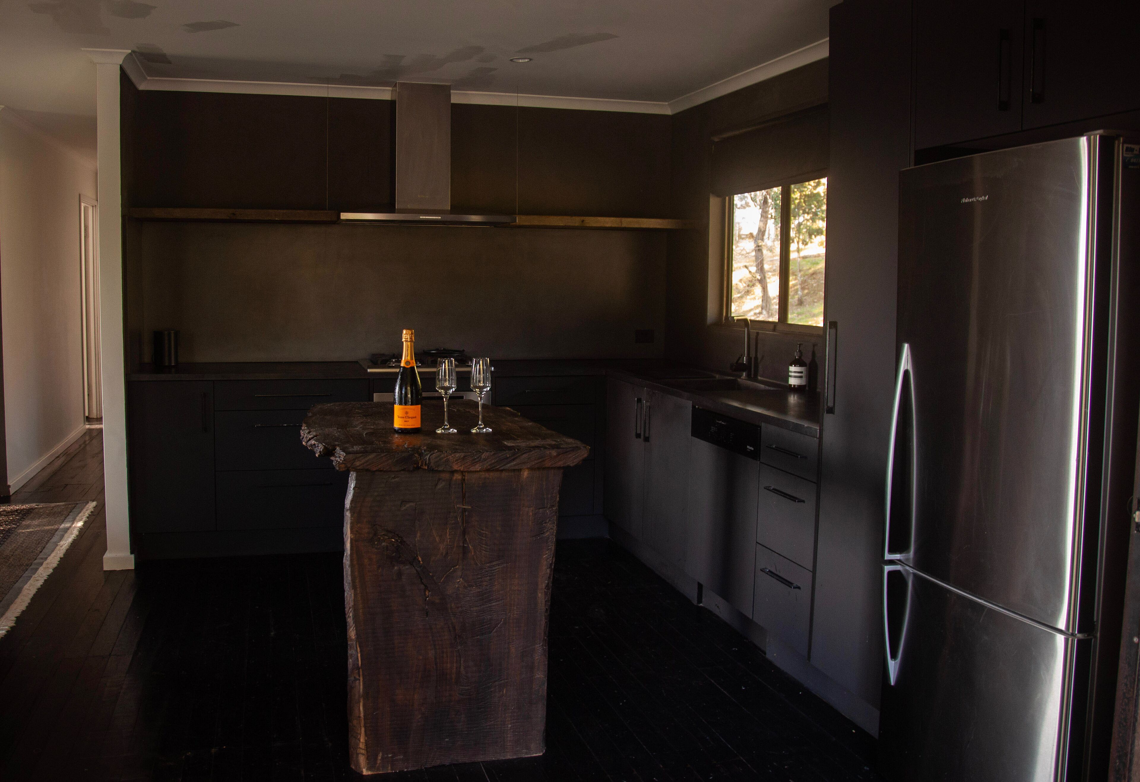 Frigorífico, horno, placa de cocina y lavavajillas