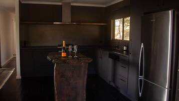 Frigorífico, horno, placa de cocina y lavavajillas