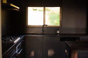 Jääkaappi, uuni, liesi, astianpesukone