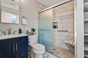 Dusche, Haartrockner, Handtücher, Toilettenpapier