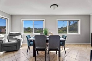 Dining - Gorgeous 3-bedroom house with AC in friendly Vista neighborhood (Vista)