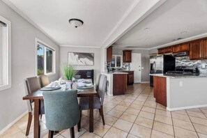 Dining - Gorgeous 3-bedroom house with AC in friendly Vista neighborhood (Vista)