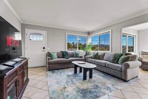 Living area - Gorgeous 3-bedroom house with AC in friendly Vista neighborhood (Vista)