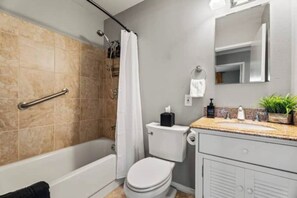 Shower, hair dryer, towels, toilet paper - Gorgeous 3-bedroom house with AC in friendly Vista neighborhood (Vista)