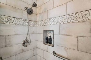 Shower, hair dryer, towels, toilet paper - Gorgeous 3-bedroom house with AC in friendly Vista neighborhood (Vista)