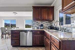 Private kitchen - Gorgeous 3-bedroom house with AC in friendly Vista neighborhood (Vista)