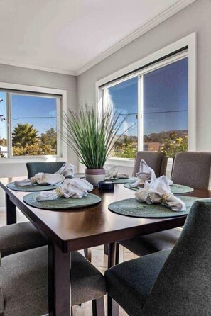 Dining - Gorgeous 3-bedroom house with AC in friendly Vista neighborhood (Vista)