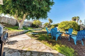 Outdoor dining - Gorgeous 3-bedroom house with AC in friendly Vista neighborhood (Vista)