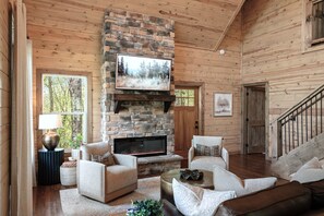 Smart TV, fireplace - New Build! 2B-2B Secluded Cabin/Hot Tub/Games/EV/Parking (Sevierville)