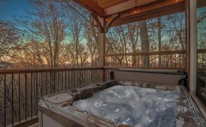 Outdoor spa tub - New Build! 2B-2B Secluded Cabin/Hot Tub/Games/EV/Parking (Sevierville)