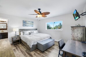 2 bedrooms, iron/ironing board, free WiFi, bed sheets - Walk to Pickleball Courts 🏓 Courtside Stay Sleeps 4 (Naples)