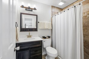 Shower, hair dryer, towels - Walk to Pickleball Courts 🏓 Courtside Stay Sleeps 4 (Naples)