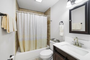 Douche, sèche-cheveux, serviettes fournies