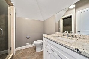 Shower, jetted bath, hair dryer, towels - World-Class Stay for a World-Class Tournament-Your Home Base for World Cup 2026. (Canton)