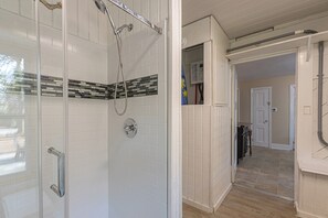 Dusche, Haartrockner, Handtücher, Seife