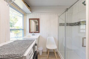 Dusch, hårtork, handdukar och tvål