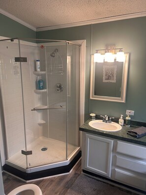 Hair dryer, towels, soap, toilet paper - •   Peaceful Lake Home on Tenkiller Lake – Quiet & Relaxing (Vian)
