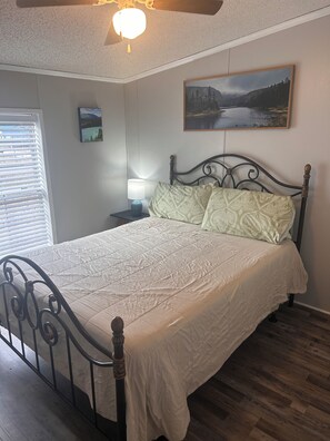 Silitysrauta/-lauta, Wi-Fi, vuodevaatteet