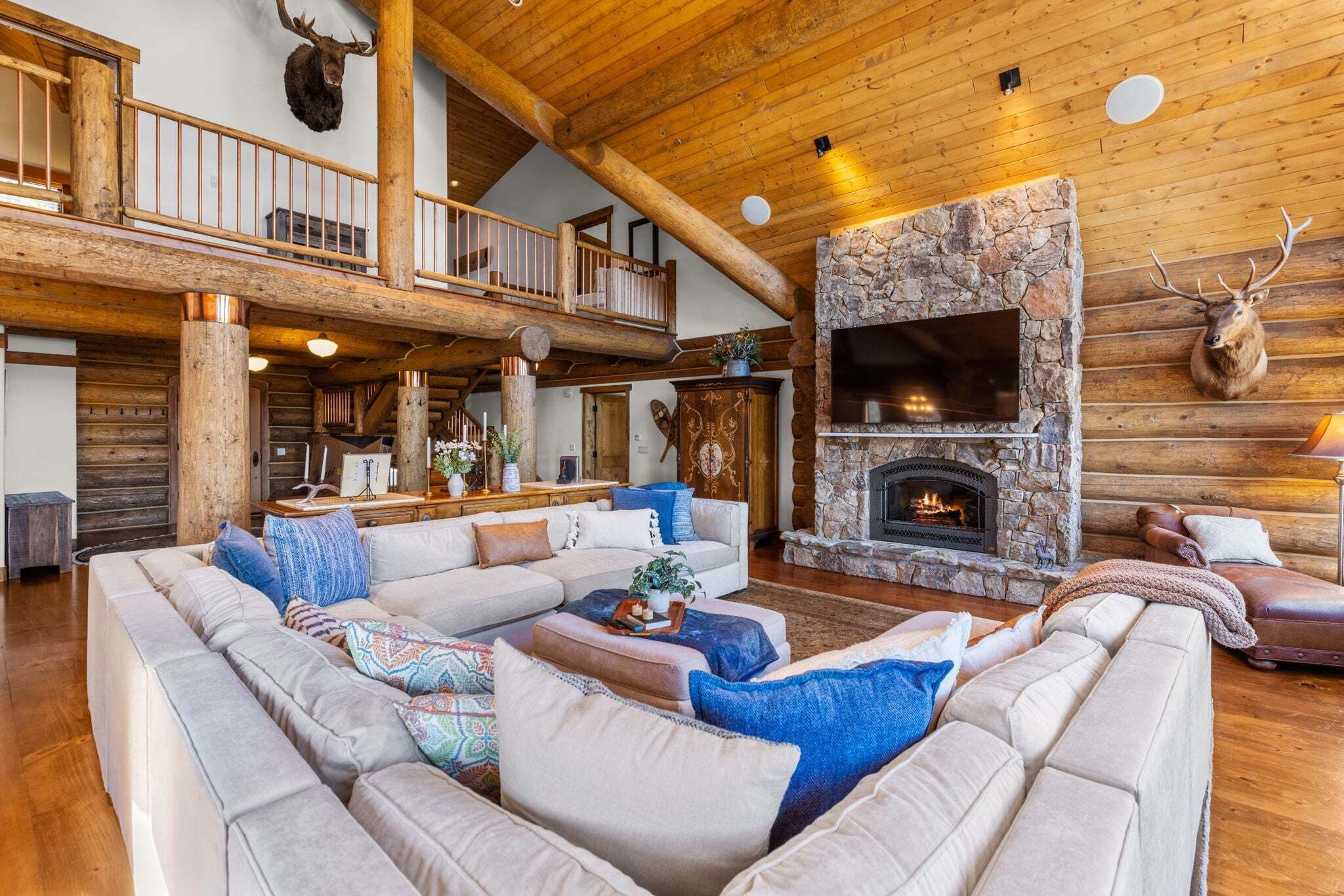 Smart TV, fireplace, ping pong