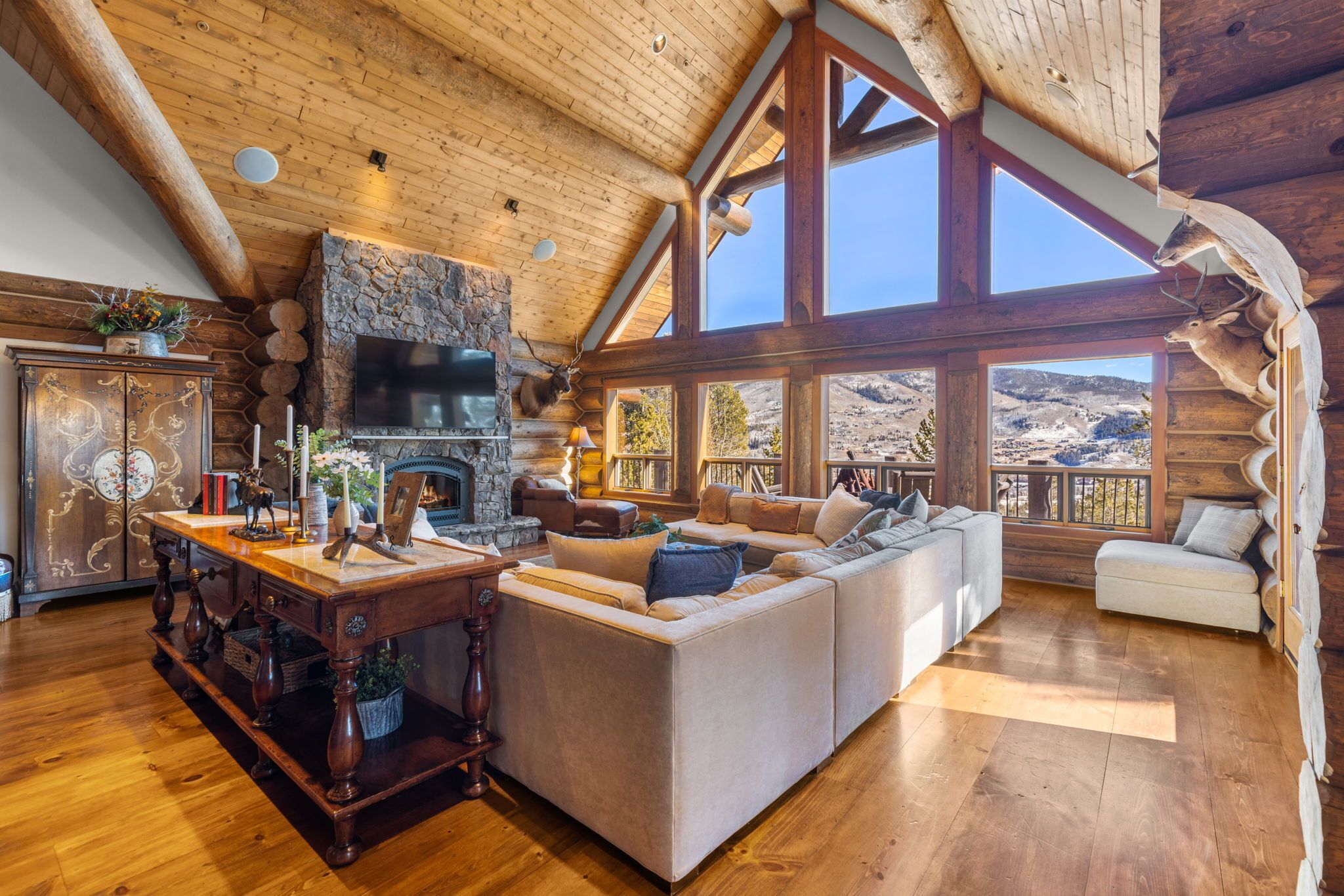 Smart TV, fireplace, ping pong