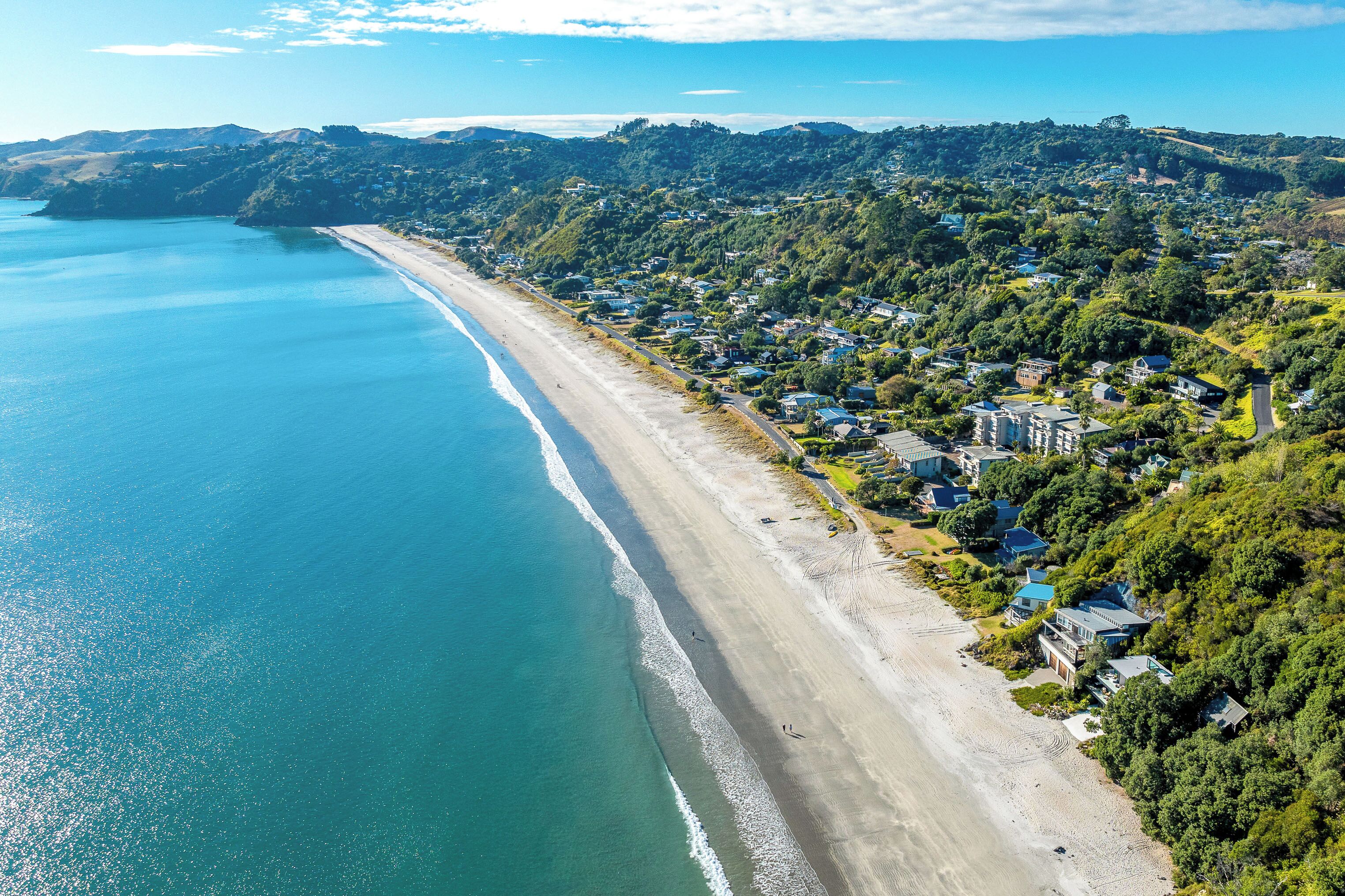 在海滩、白沙、3 间海滩酒吧