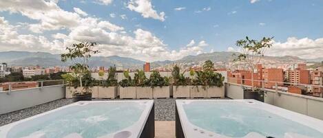 Deluxe Apartment, Balcony, City View | Outdoor spa tub