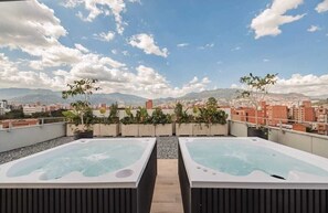 Deluxe-Apartment, Balkon, Stadtblick | Außen-Whirlpool