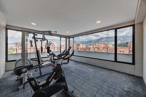 Deluxe-Apartment, Balkon, Stadtblick | Fitnessbereich