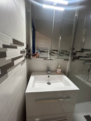 Bathroom - Pleasant studio cabin in residence with pool near Richelieubeach Cap d'Agde (LE CAP D AGDE)