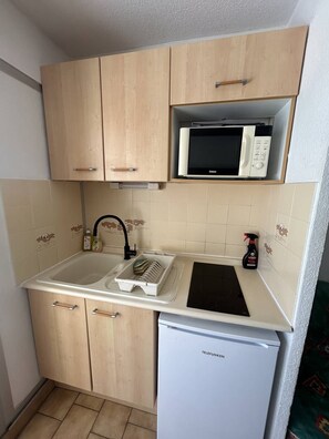 Fridge, microwave, cookware/dishes/utensils - Pleasant studio cabin in residence with pool near Richelieubeach Cap d'Agde (LE CAP D AGDE)