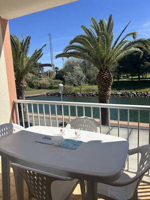 Outdoor dining - Pleasant studio cabin in residence with pool near Richelieubeach Cap d'Agde (LE CAP D AGDE)