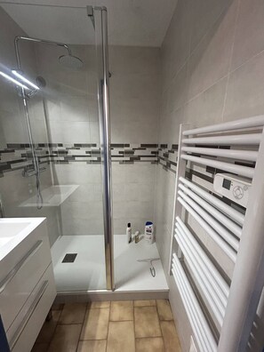Bathroom - Pleasant studio cabin in residence with pool near Richelieubeach Cap d'Agde (LE CAP D AGDE)