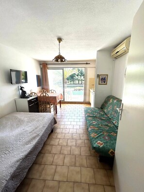 Room - Pleasant studio cabin in residence with pool near Richelieubeach Cap d'Agde (LE CAP D AGDE)