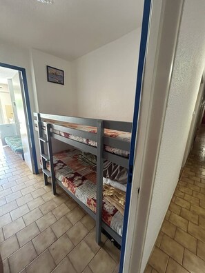 Room - Pleasant studio cabin in residence with pool near Richelieubeach Cap d'Agde (LE CAP D AGDE)