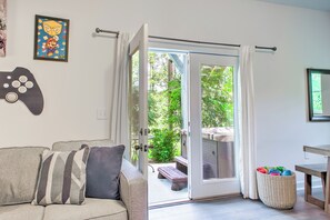 Fernseher, Kamin, Bücher