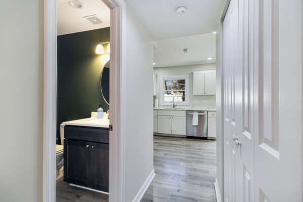 Hair dryer, towels, soap, toilet paper - In Leonardtown Square! Spacious 3-bedroom townhome, walk to wharf, shops, food! (Leonardtown)