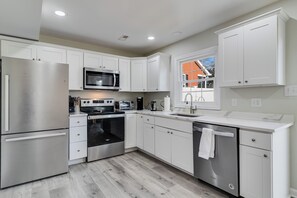 Private kitchen - In Leonardtown Square! Spacious 3-bedroom townhome, walk to wharf, shops, food! (Leonardtown)